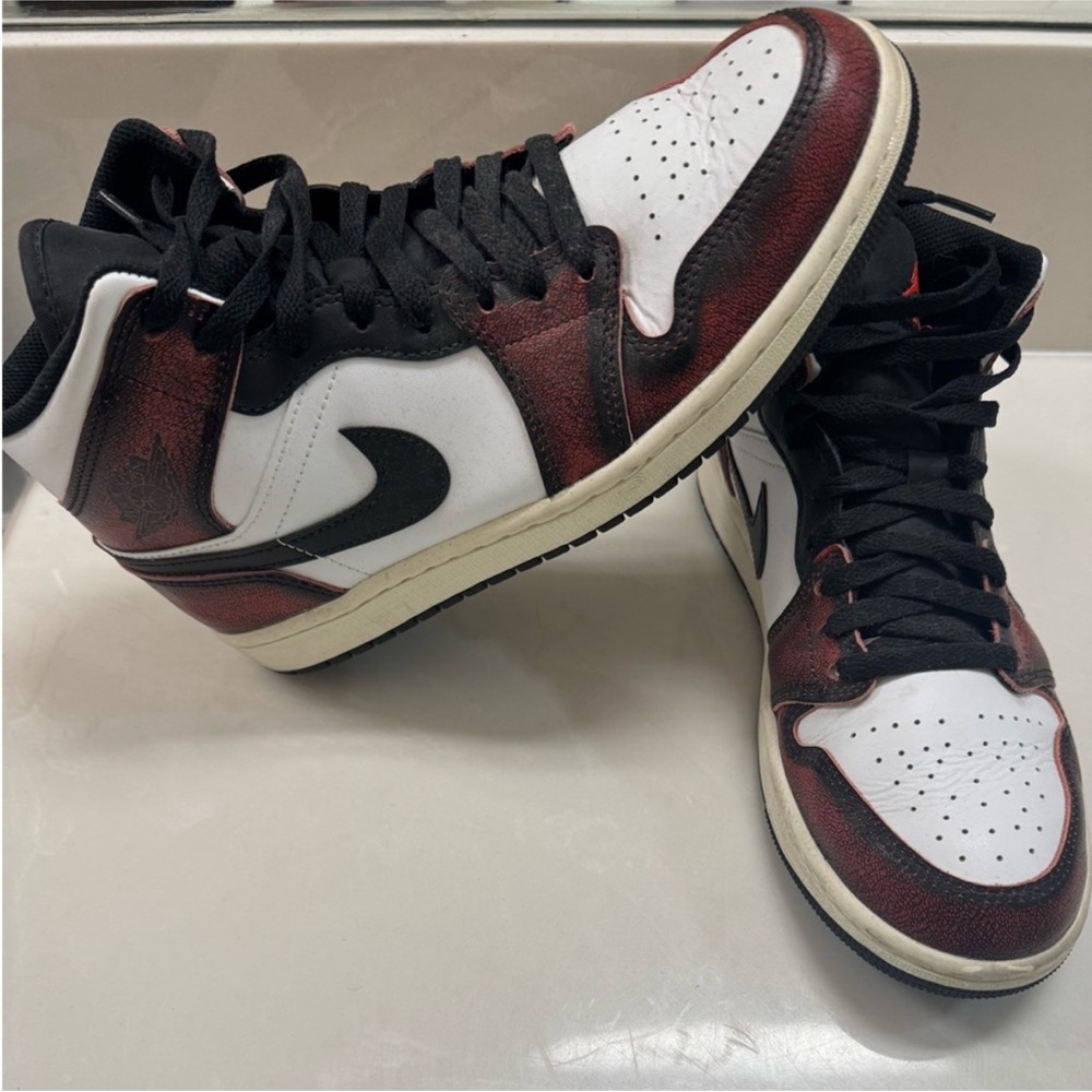 Nike Air Jordan 1 Mid SE "Wear-Away Chicago" men’s size 8 almost NEW